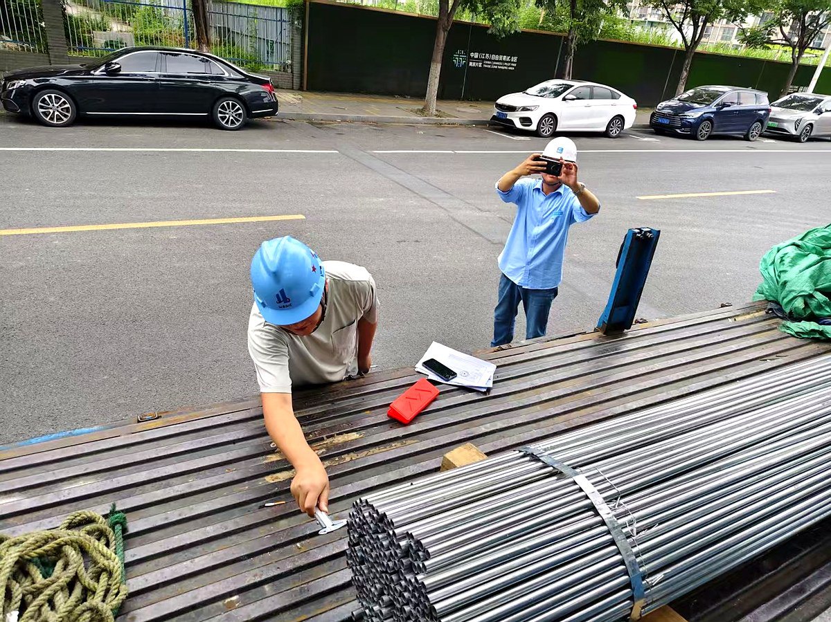 设备与材料进场核验，逐批检查规格与质量